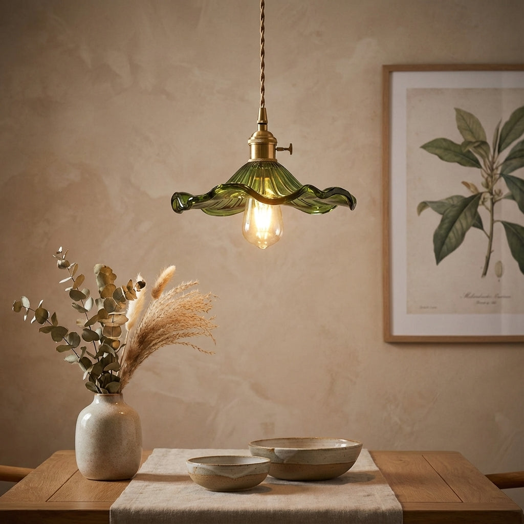 Lámpara colgante Hibisco vintage, cristal estriado, diseño botánico. Iluminación elegante para el hogar.