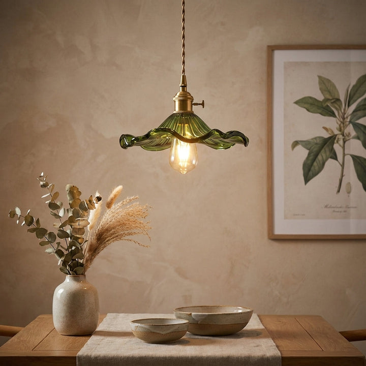 Lámpara colgante Hibisco vintage, cristal estriado, diseño botánico. Iluminación elegante para el hogar.