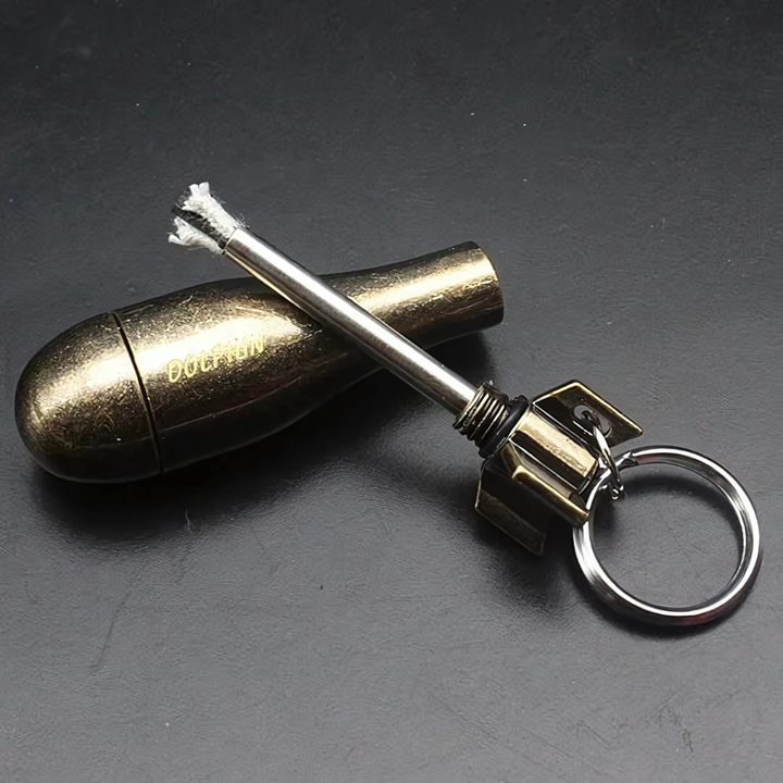Encendedor de pedernal impermeable con llavero y abridor de botellas para camping y supervivencia.
