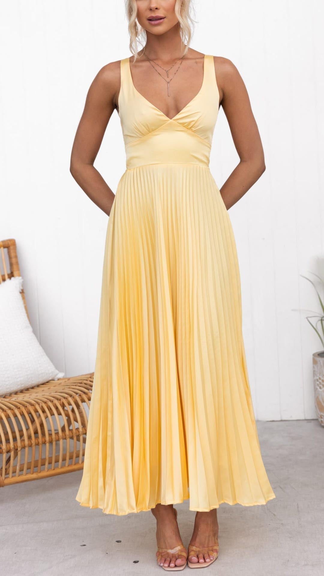 Vestido de verano fluido amarillo para mujer, confeccionado en viscosa, ideal para un look romántico.