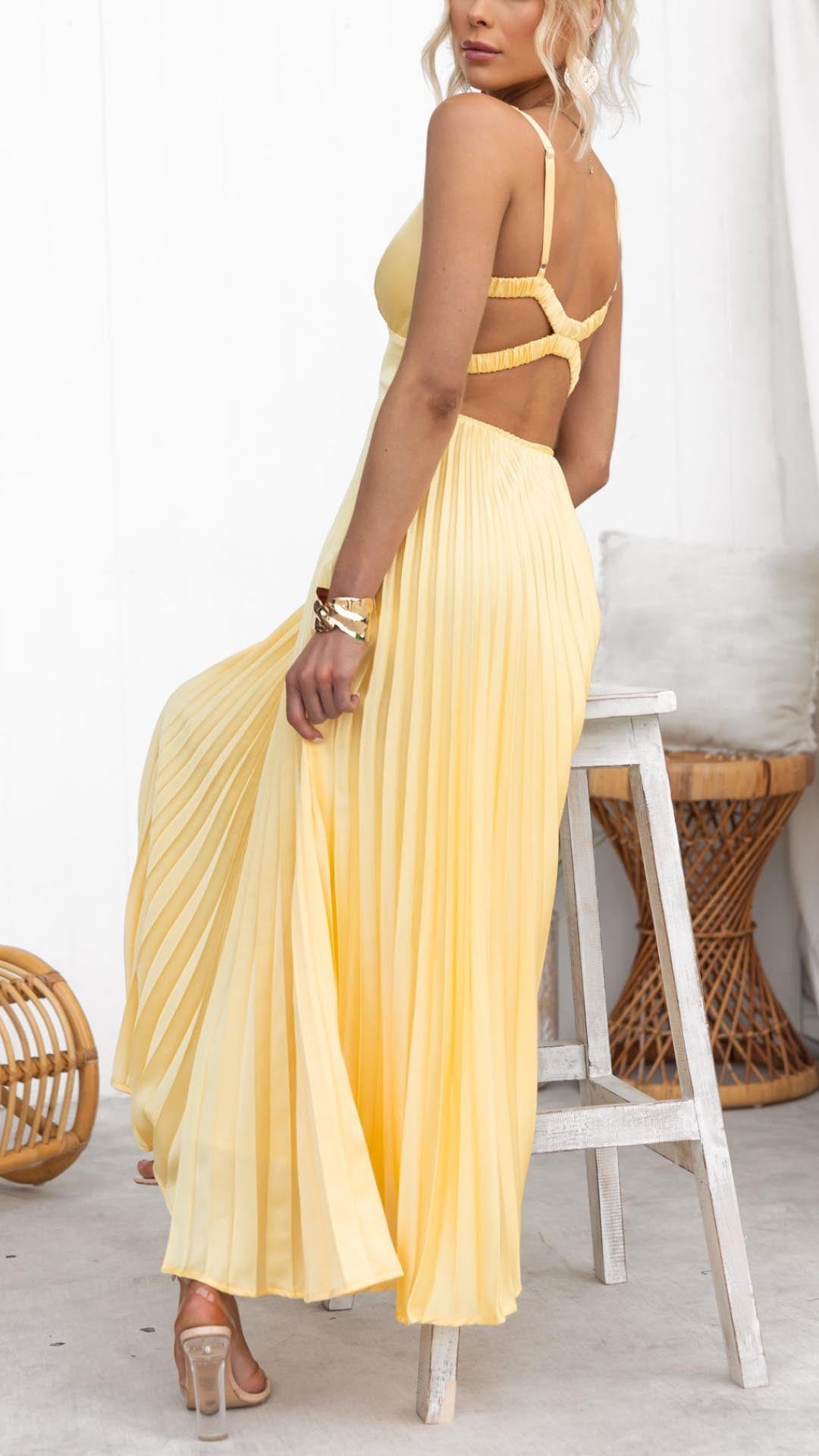 Vestido largo de viscosa amarillo para mujer, estilo fluido romántico, ideal para verano y ocasiones casuales.