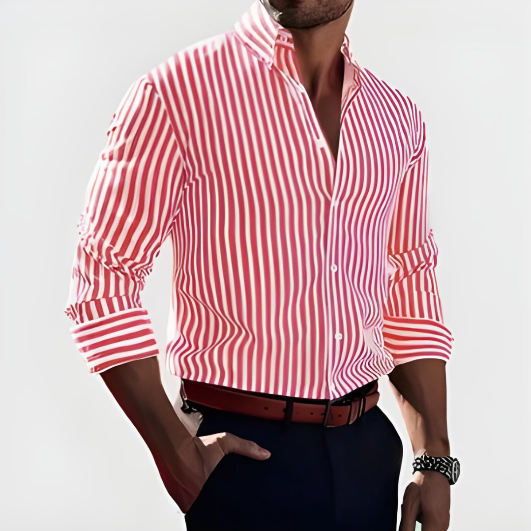 Moderna camisa de hombre con diseño de rayas verticales entallada, fresca para verano.