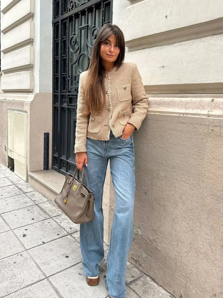 Chaqueta blazer mujer versátil con bolsillos, ideal para outfit casual chic u oficina. Prenda atemporal.
