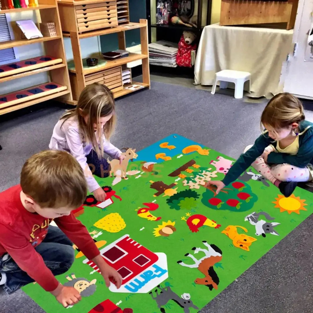 Manos de niño armando escenas en tablero de fieltro Montessori, juguete para creatividad y motricidad fina.