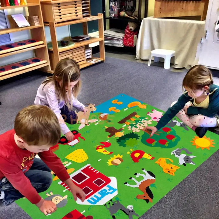 Manos de niño armando escenas en tablero de fieltro Montessori, juguete para creatividad y motricidad fina.