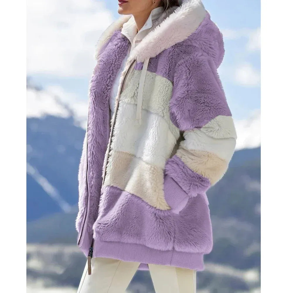 Abrigo femenino suave con capucha y rayas, ideal para mantener el calor en invierno.