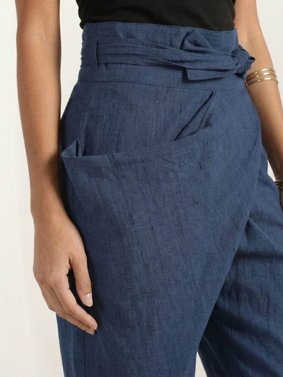 Pantalones de mujer Teresa, relajados, con cintura anudada, para un look chic casual.