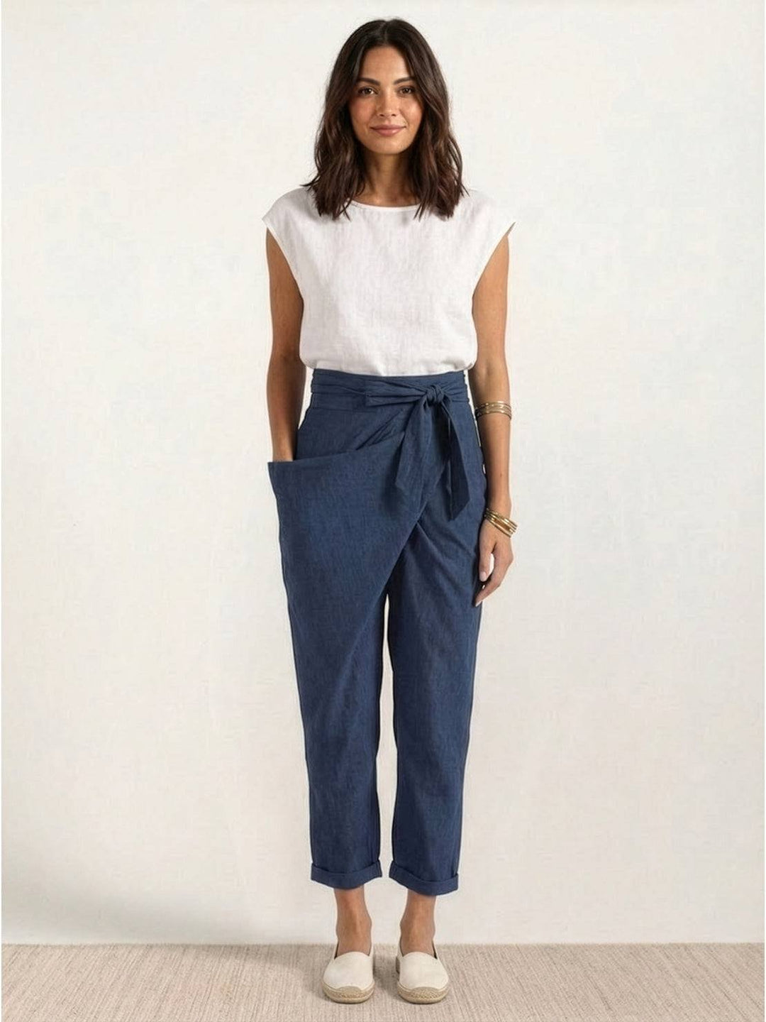 Estilo relajado: pantalones Teresa de mujer con cintura anudada, ideales para el diario.