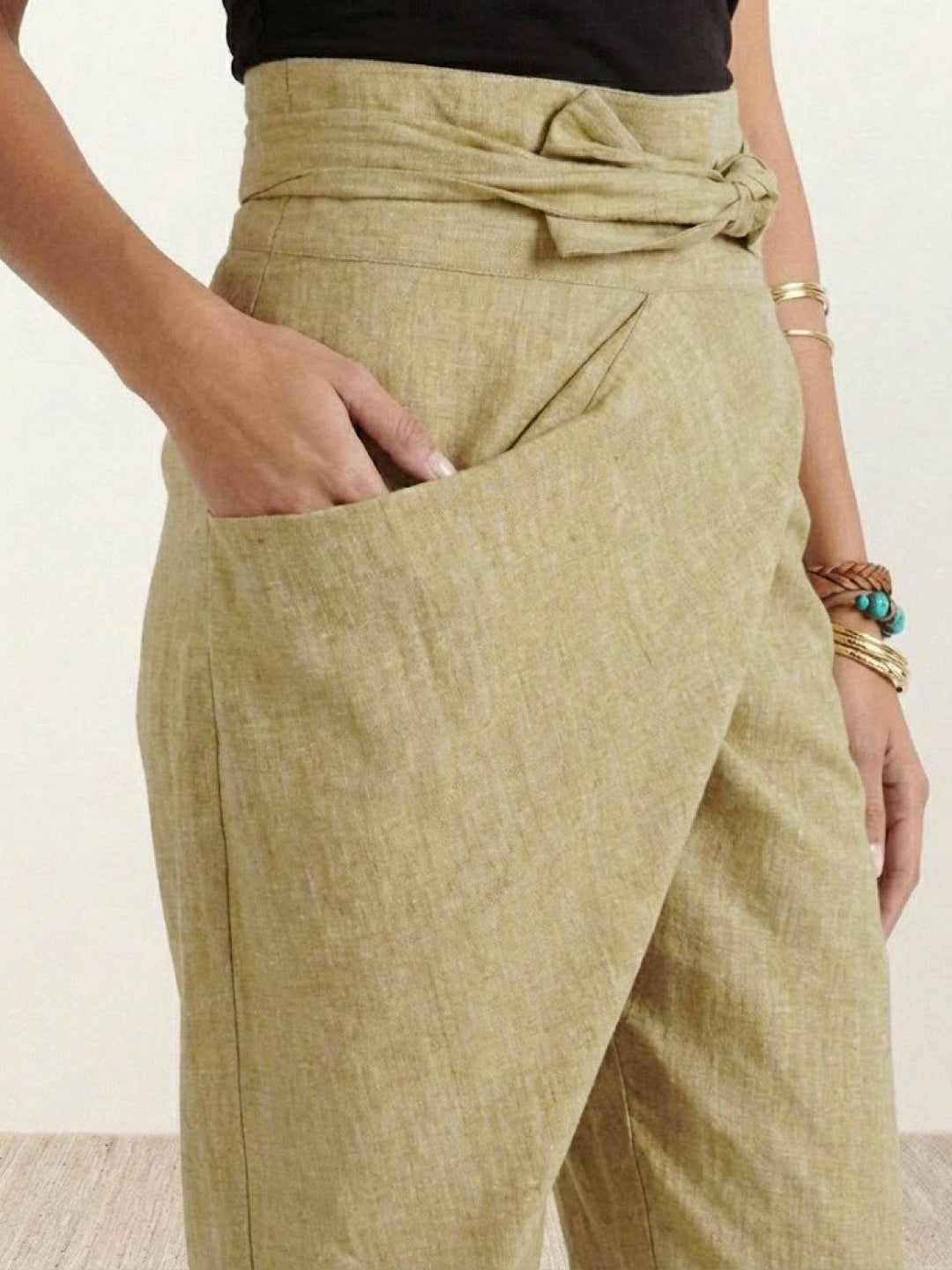 Moda femenina: pantalones Teresa relajados con cintura anudada, muy cómodos.