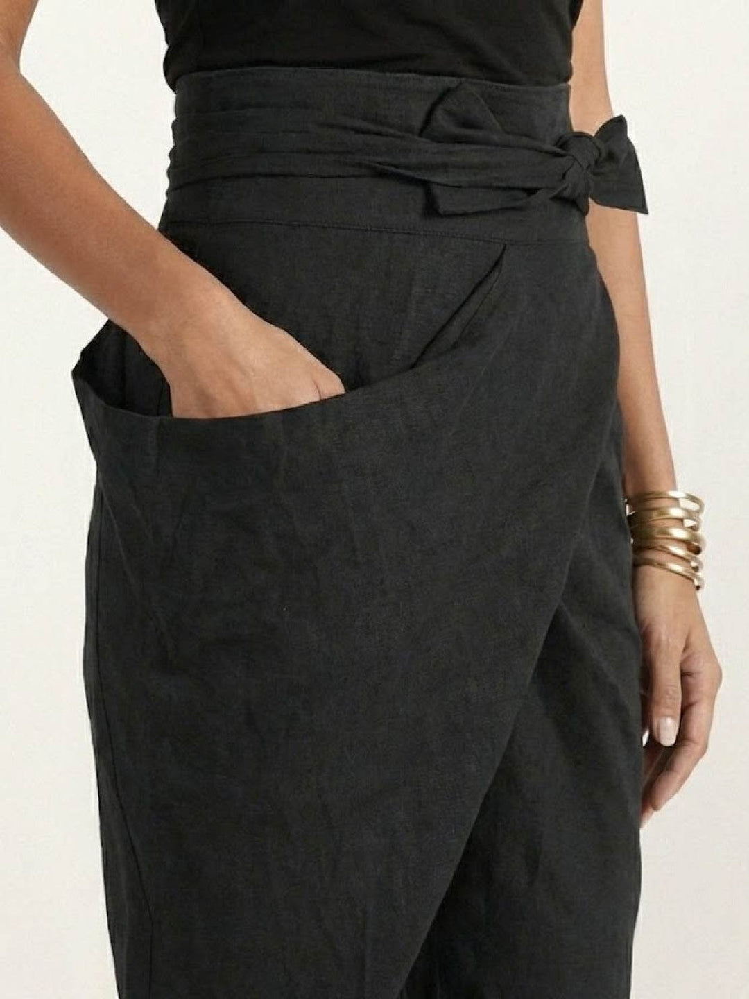 Pantalones de mujer Teresa, cintura anudada, estilo relajado, ideales para otoño.