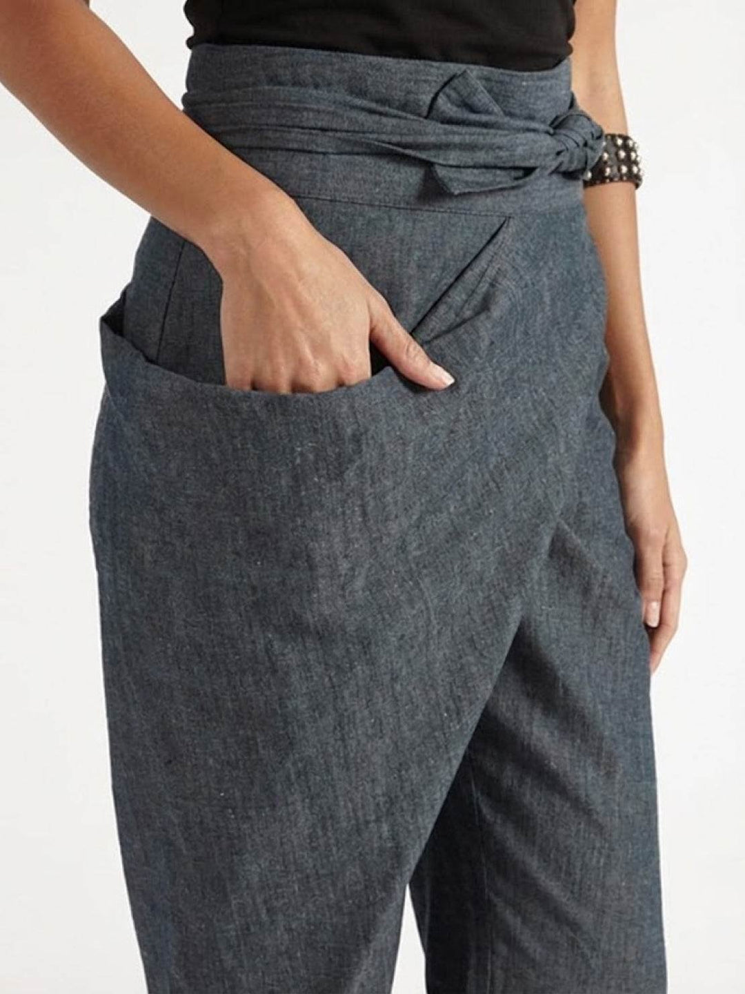 Pantalones casuales Teresa para mujer, cintura anudada, perfectos para el día a día.