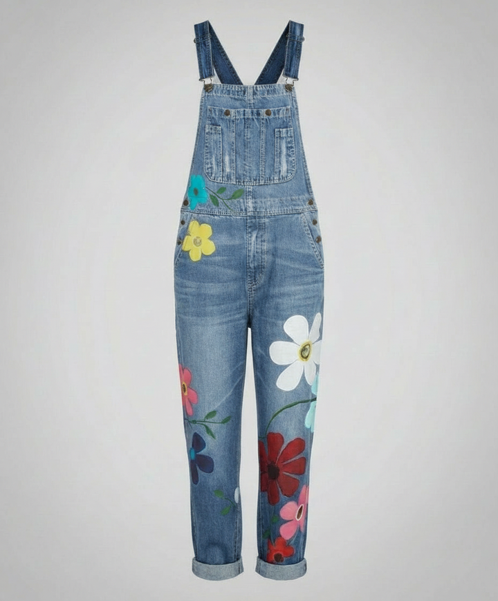 Mujer luciendo un peto vaquero azul con estampado floral, perfecto para un atuendo casual de verano.