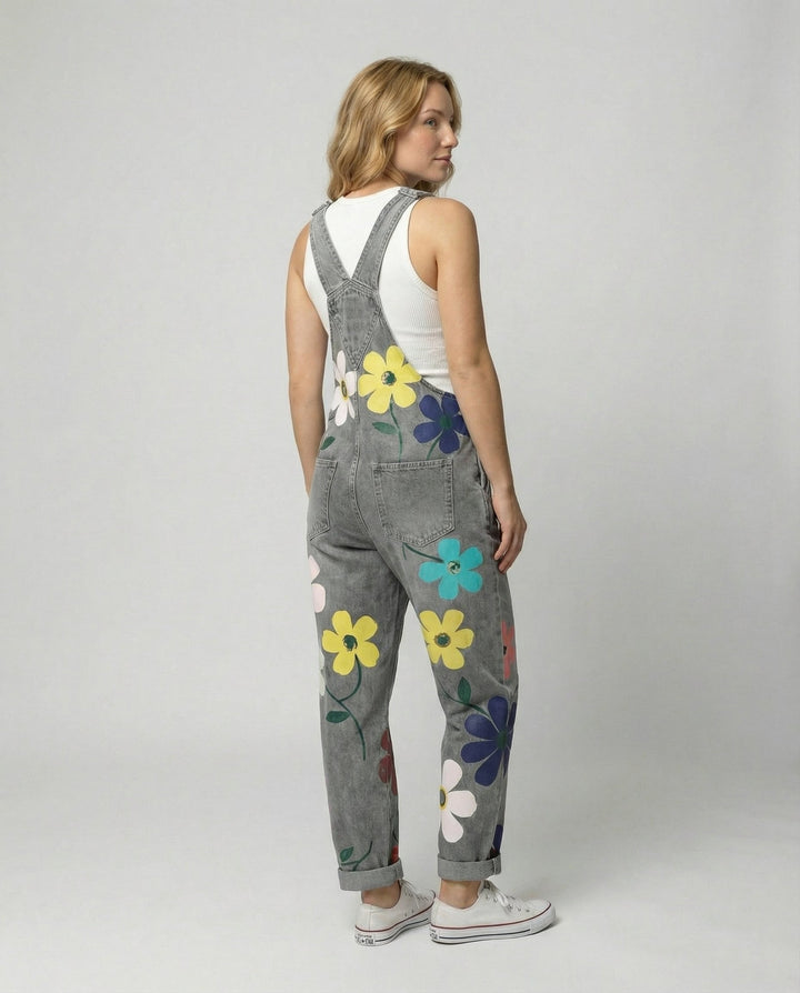 Vista frontal de peto vaquero estampado floral para mujer, con tirantes ajustables y estilo versátil.