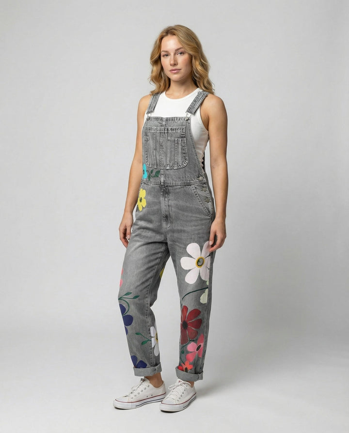 Peto vaquero ajustable para mujer con estampado floral, ideal para un look casual de primavera/verano.