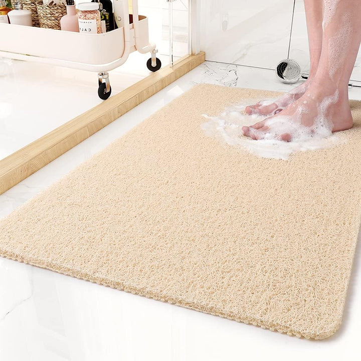 Garantiza un baño seguro con esta alfombra de ducha antideslizante estilo lufa, cómoda y de rápido drenaje.
