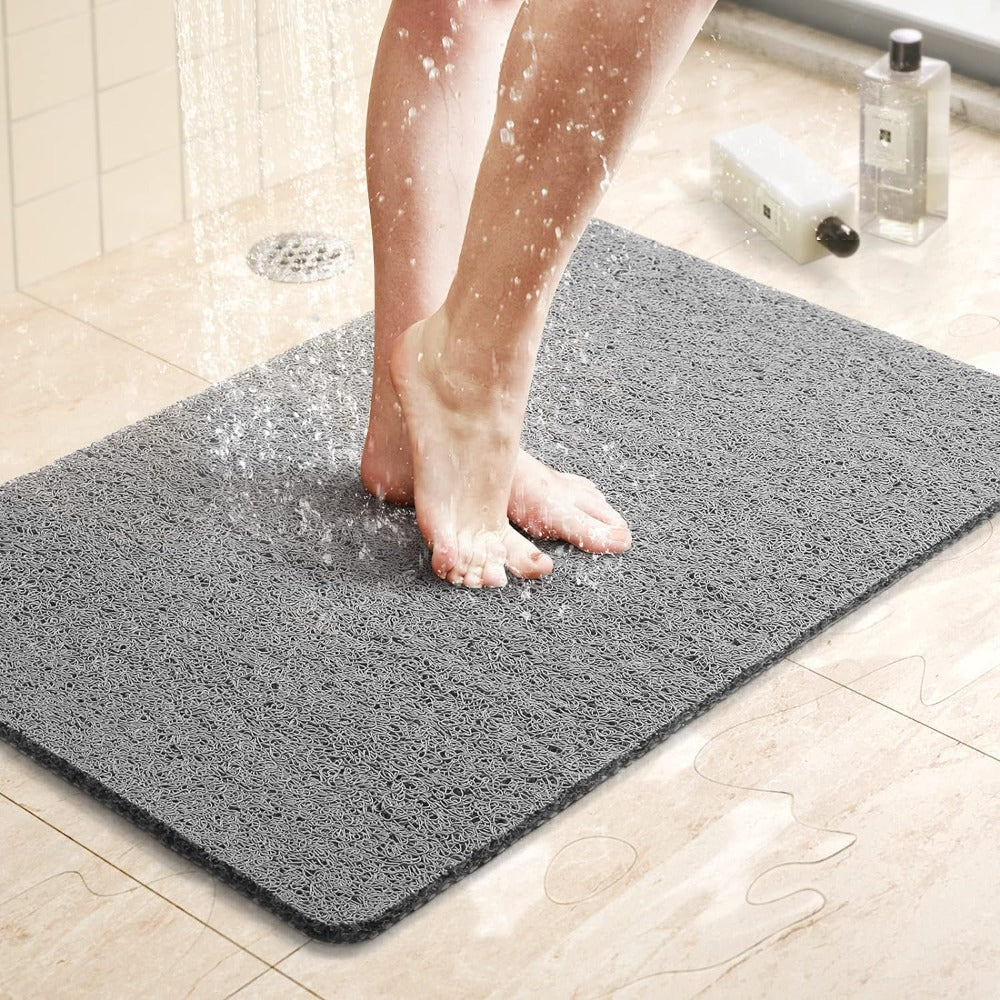 Textura lufa para masaje de pies en esta alfombra de ducha antideslizante, esencial para la seguridad en el baño.
