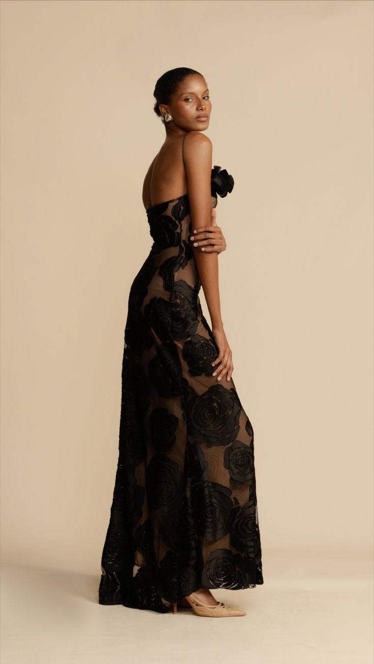 Vestido largo de gala con volantes para mujer, un diseño exclusivo que realza tu figura en cualquier celebración.