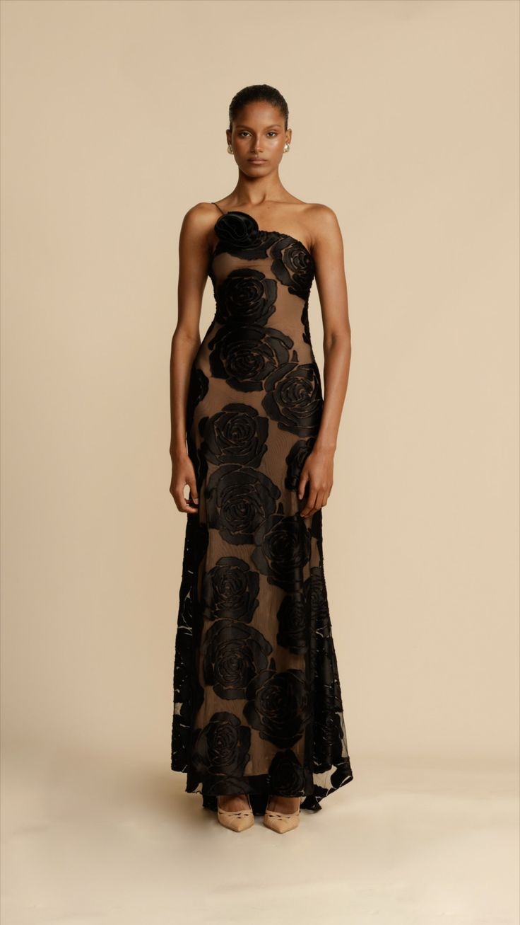 Moda femenina: Vestido largo con volantes, un diseño exclusivo y elegante para ocasiones especiales y fiestas.