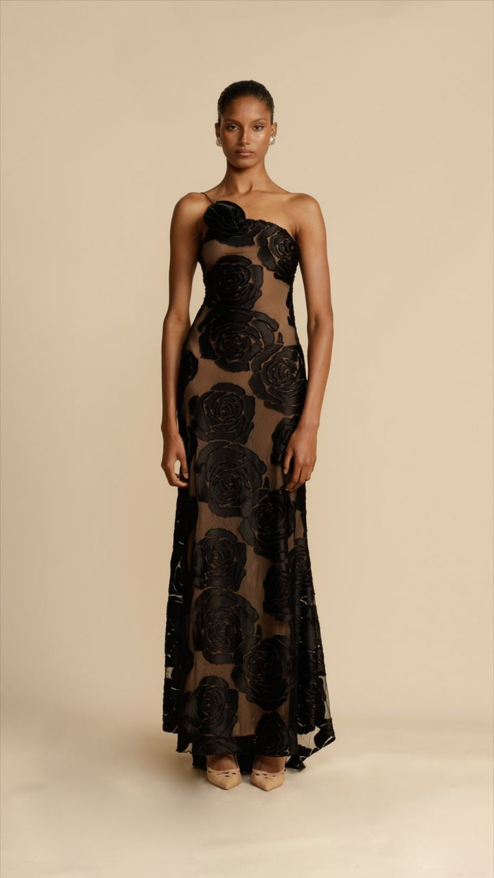 Moda femenina: Vestido largo con volantes, un diseño exclusivo y elegante para ocasiones especiales y fiestas.