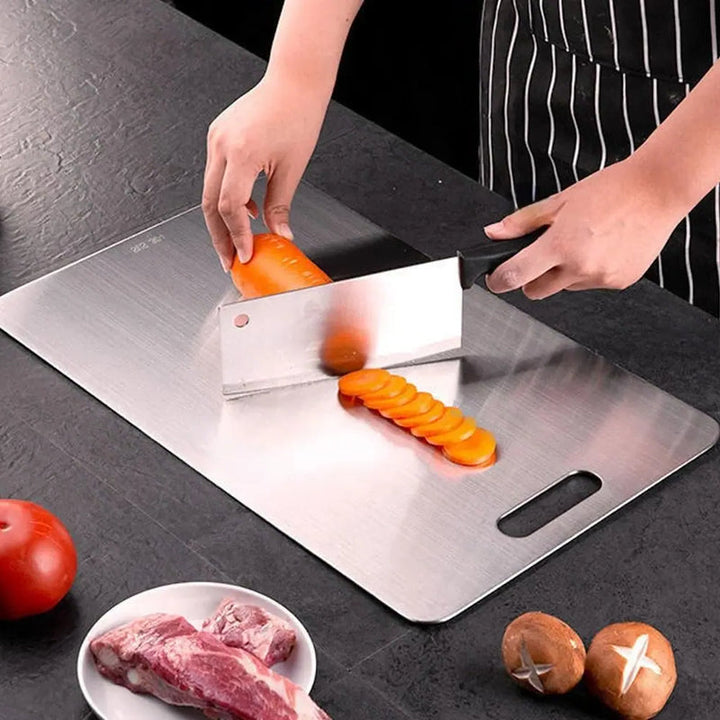 Utensilio de cocina: tabla de cortar de titanio portátil. Duradera, resistente al corte, para uso profesional.
