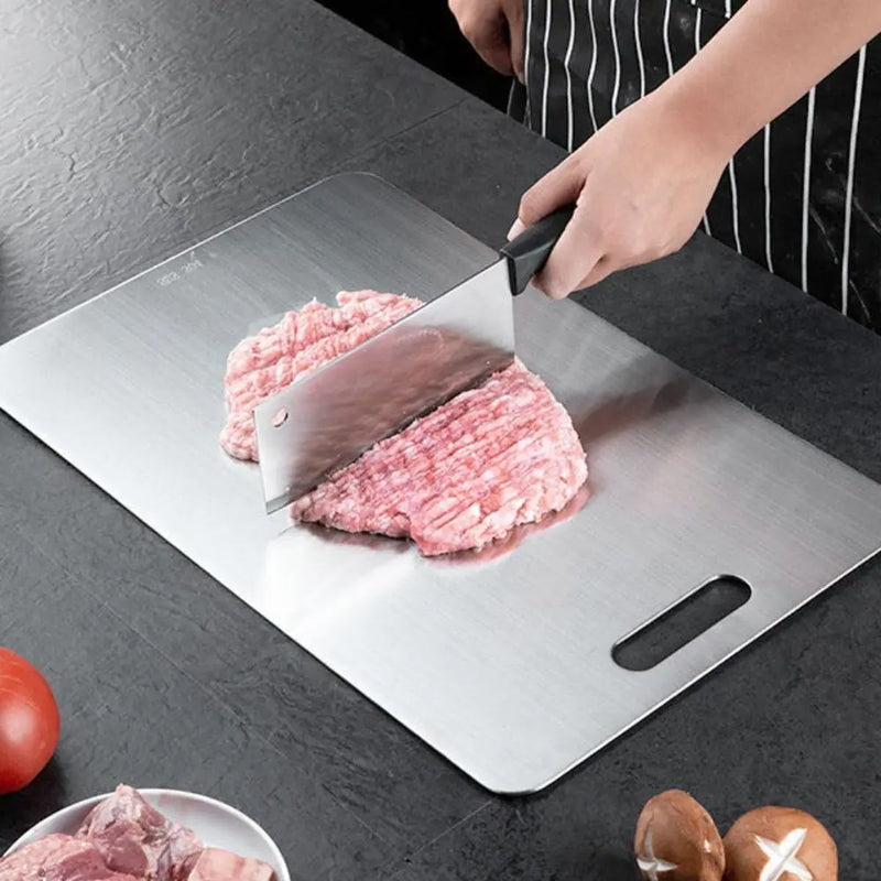 Tabla de cortar de titanio para cocina profesional. Superficie higiénica y duradera, ideal para cortar alimentos.