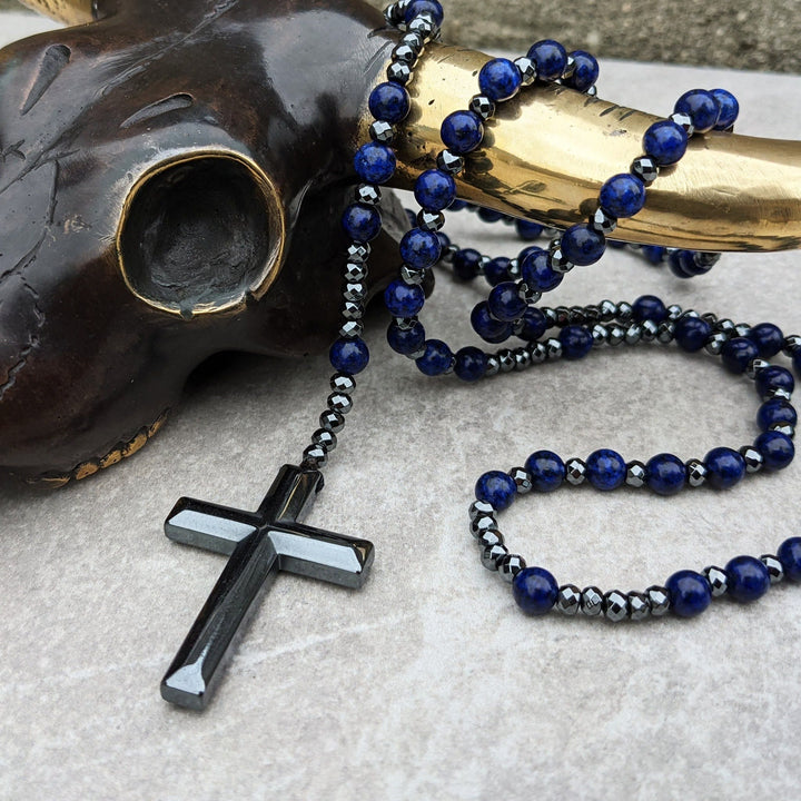 Detalles de las piedras naturales en el collar rosario: ojo de tigre y jaspe. Diseño unisex.