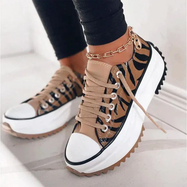 Calzado casual de mujer: zapatillas altas con plataforma, cómodas y modernas, perfectas para el día a día y estilo urbano juvenil.