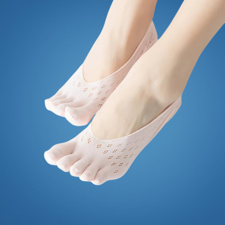 Par de calcetines ortopédicos unisex de color neutro, diseñados para aliviar juanetes y dedos.