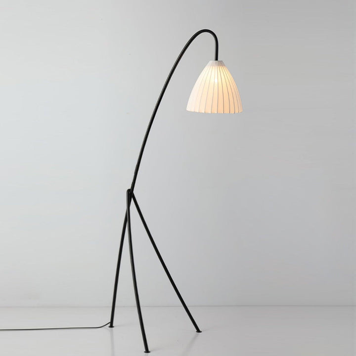 Diseño moderno y Japandi: Lámpara de pie trípode con pantalla plisada. Iluminación acogedora.