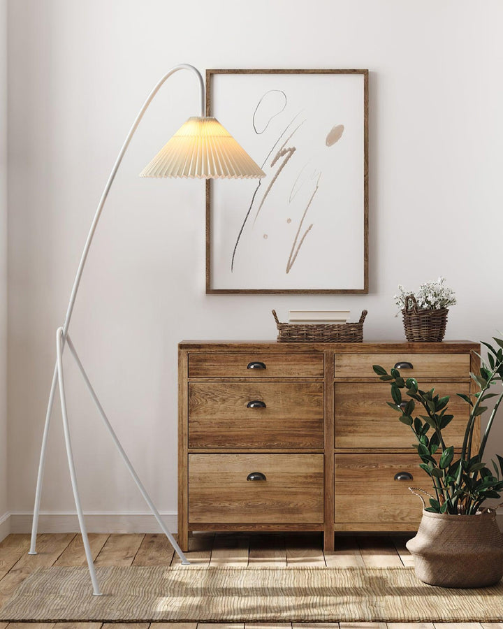 Lámpara de pie estilo Japandi, trípode. Luz acogedora y decoración hogar.