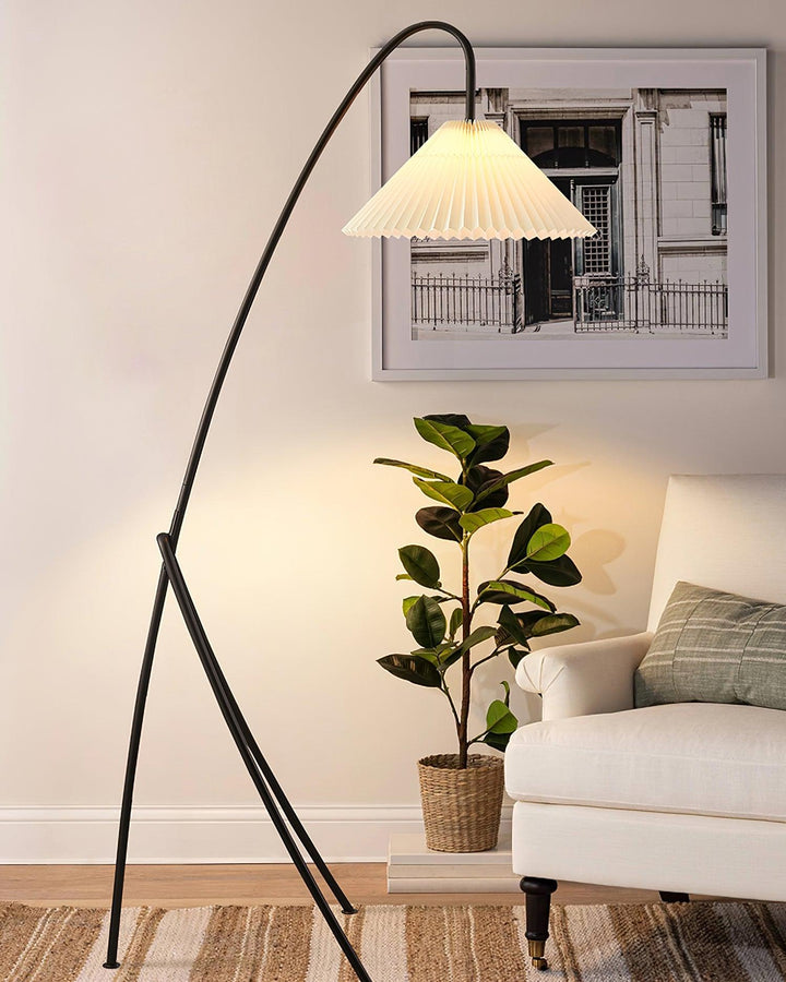 Lámpara de pie decorativa, trípode. Iluminación ambiente para sala de estar, estilo moderno.