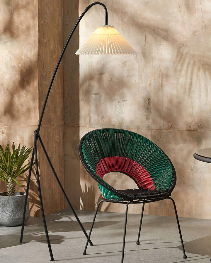 Iluminación interior moderna: Lámpara de pie trípode, pantalla plisada para sala de estar.