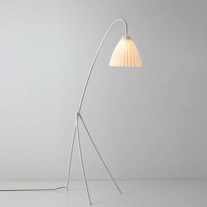 Lámpara de pie plisada, diseño trípode. Iluminación ambiente moderna para el hogar.