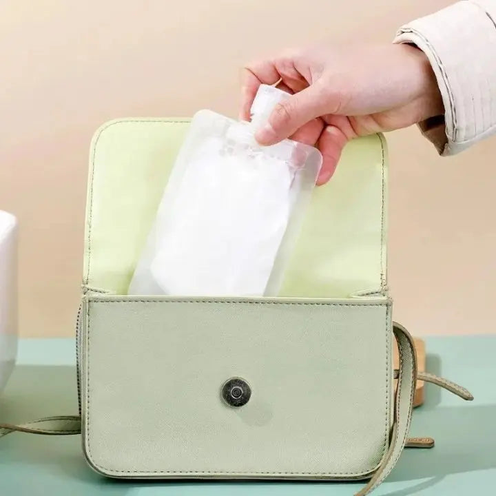 Variado set de 10 bolsas y botellas de viaje recargables, organizadores perfectos para líquidos y cremas.