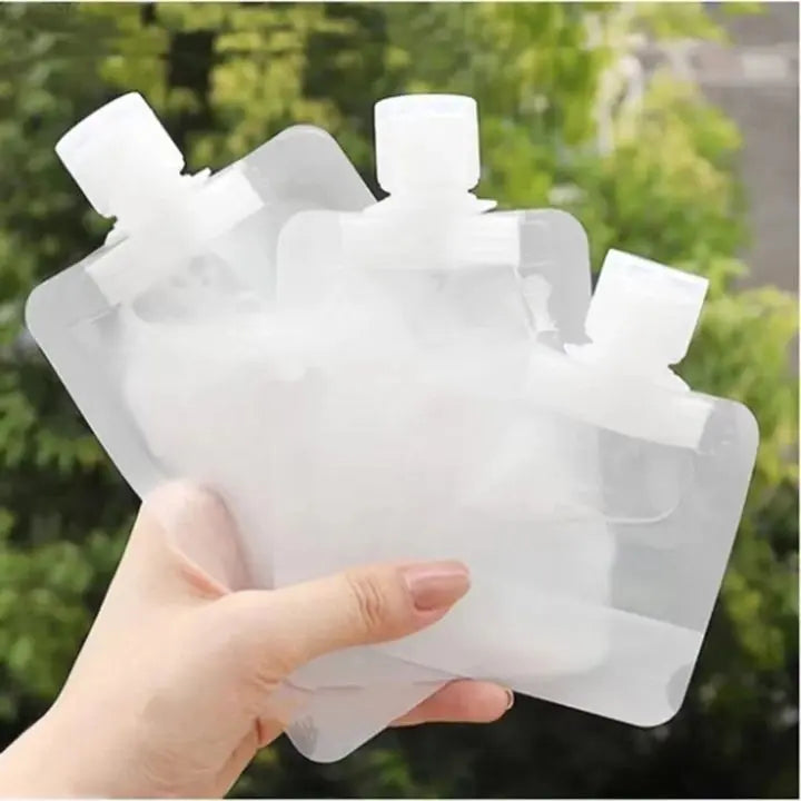 Botellas recargables y bolsas antifugas para productos de cuidado personal, esenciales en viajes y gym.