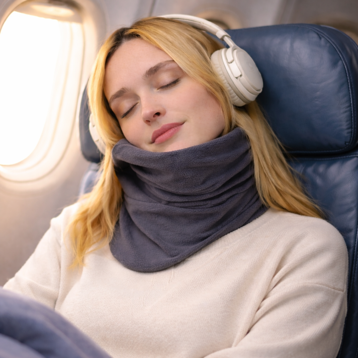 Cojín de viaje portátil para cuello, asegura confort y descanso cervical en viajes largos en coche y avión.