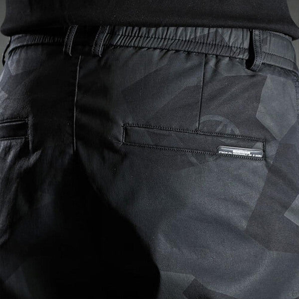 Jogger deportivo-casual para hombre con bolsillos cargo. Ideal para aventura, actividades al aire libre y uso urbano.