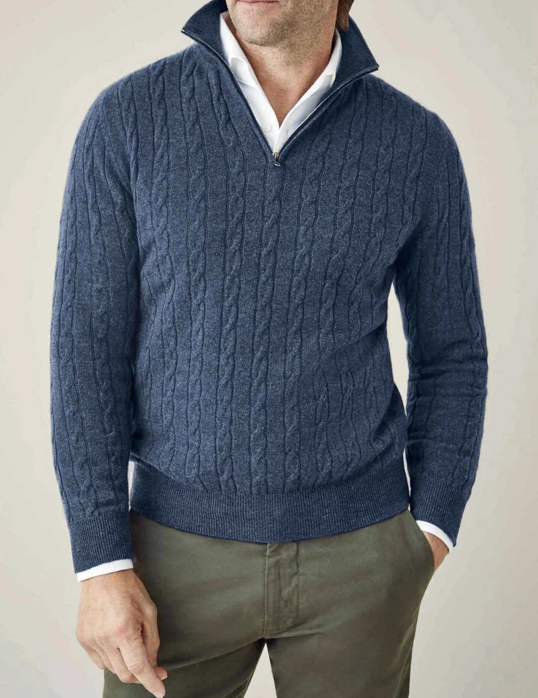 Suéter trenzado de hombre gris con cuello alto y cremallera, ideal para el invierno y frío.