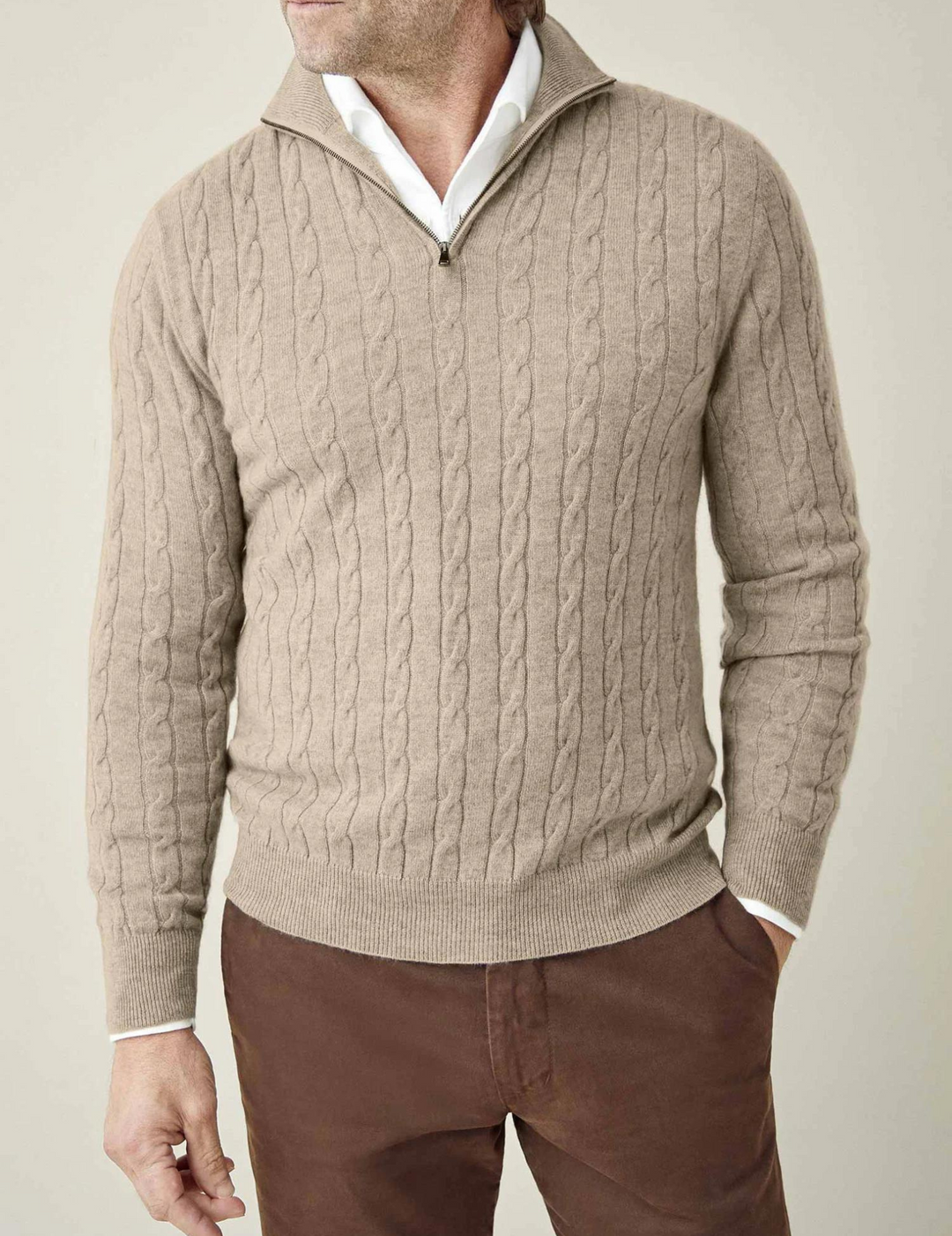Suéter de hombre cálido con cremallera, diseño trenzado elegante para los días de frío.