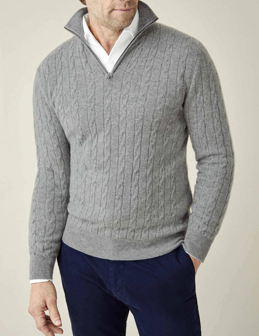 Confortable suéter trenzado masculino, cremallera en cuello, estilo de invierno de moda.