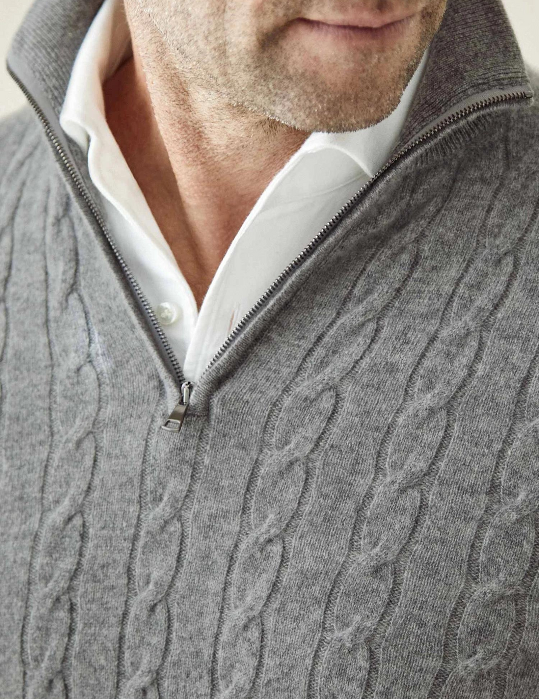 Moda masculina: suéter trenzado con cuello alto y cremallera, elegante y muy cálido.
