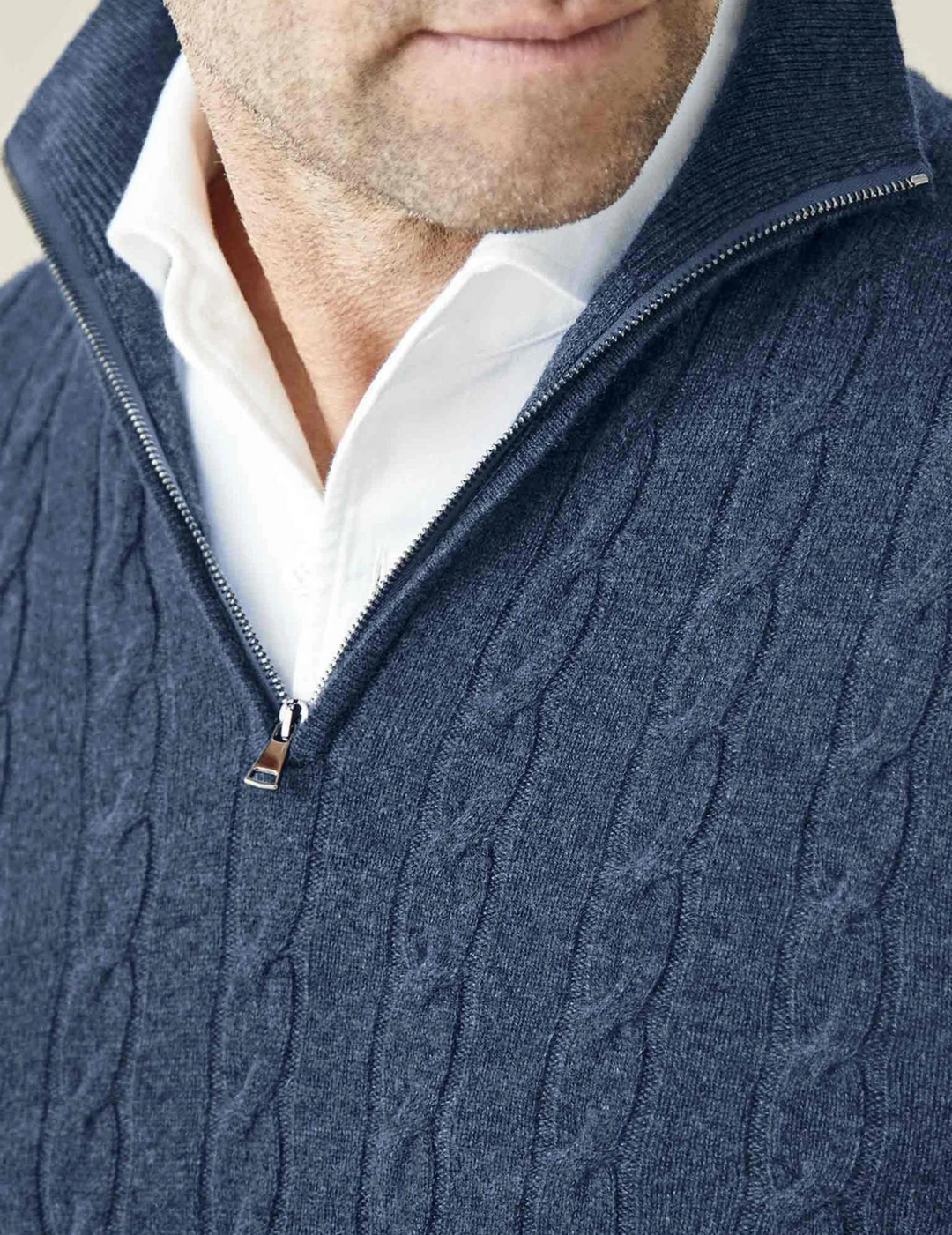 Elegante suéter masculino trenzado con cremallera en el cuello, moda cálida para el frío.