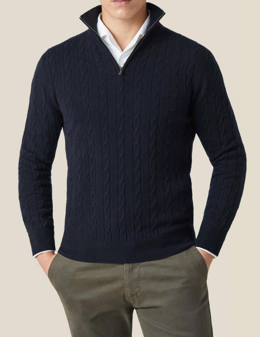 Suéter trenzado beige de hombre con cremallera, cuello alto, ideal para looks casuales.