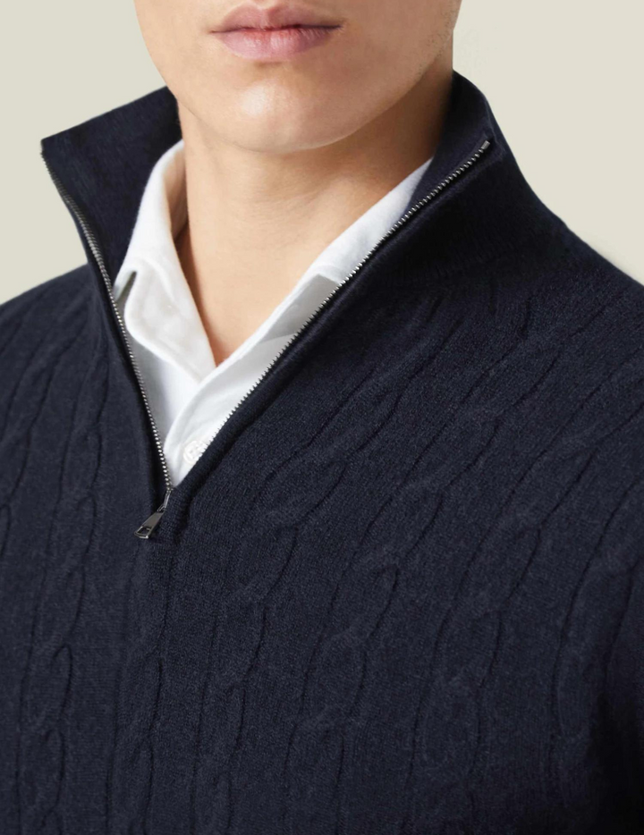 Detalle del tejido trenzado y cremallera de un suéter de hombre, estilo invernal y confort.