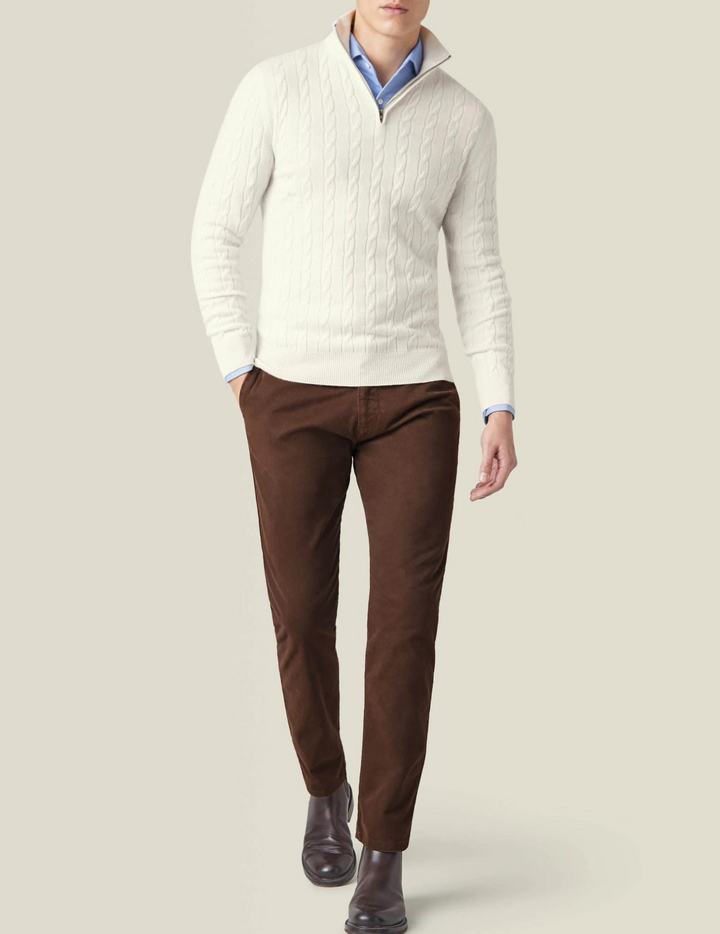 Diseño de suéter trenzado para hombre con cremallera en cuello, confort y moda invernal.