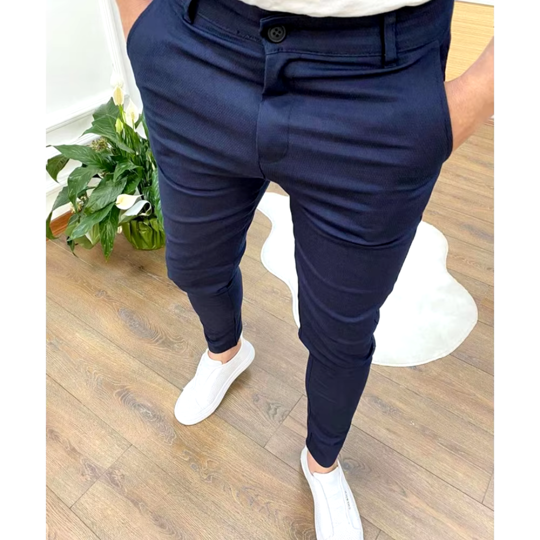 Pantalón de vestir hombre corte recto, estilo clásico y versátil para moda masculina profesional.