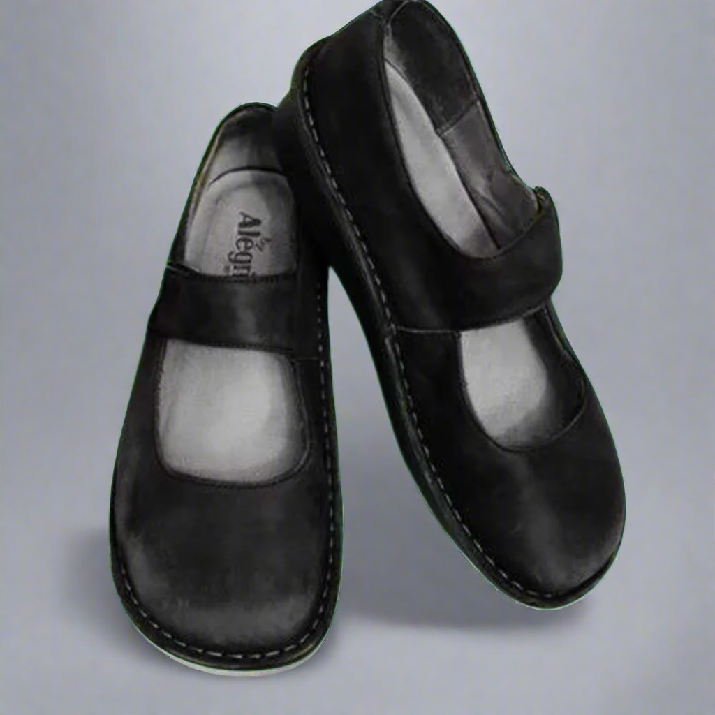 Zapatillas sin cordones para mujer, estilo moderno y casual. Calzado versátil con suela flexible para confort todo el día.