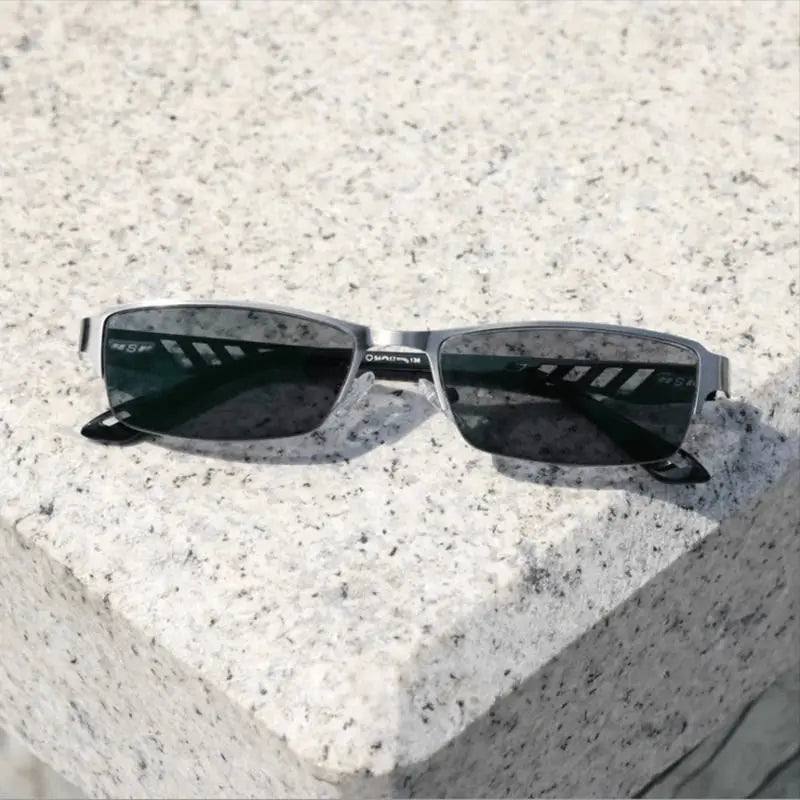 Detalle de las lentes multifocales fotocromáticas de gafas de lectura para hombre con auto-tinte inteligente.