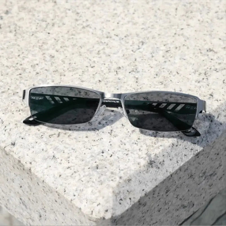 Detalle de las lentes multifocales fotocromáticas de gafas de lectura para hombre con auto-tinte inteligente.