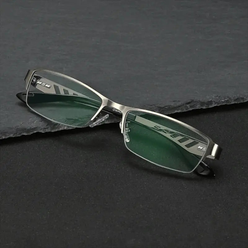 Gafas de lectura de hombre con lentes que se auto-tiñen y protegen eficazmente de luz azul y rayos UV.